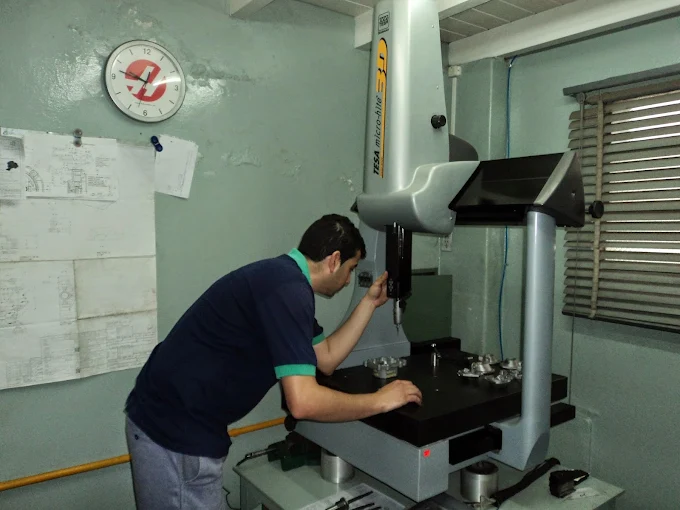 Operario utilizando la máquina de medir TESA